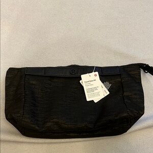 NWT Lululemon Travel Easy Kit - 4.5L
Aqueous Ikat Jacquard Black